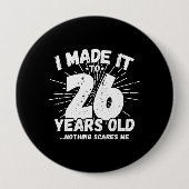 26おもしろい誕生日引用文皮肉26歳 缶バッジ (正面)