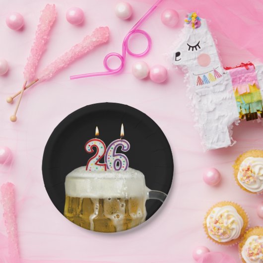 26歳の誕生日ケーキのろうそくが乗ったビール ペーパープレート (パーティー)