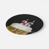 26歳の誕生日ケーキのろうそくが乗ったビール ペーパープレート (アングル)