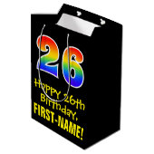 26誕生日:おもしろいはっきりした、カラフルレインボー「26」 ミディアムペーパーバッグ (裏面アングル)