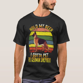 26 ビールを取って、このジャーマンシェパードを撫でさせて Tシャツ