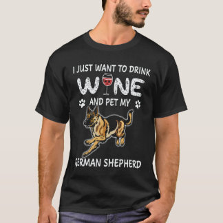 26 私はただワインを飲んでジャーマンシェパードを撫でたいだけ Tシャツ