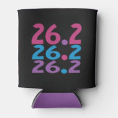 26.2マラソン選手 – マラソンランナーピンクカラフル 缶クーラー (正面)