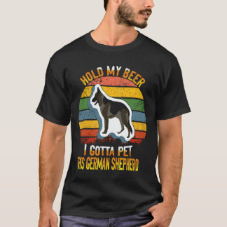27 ビールを取って、このジャーマンシェパードを撫でさせて Tシャツ