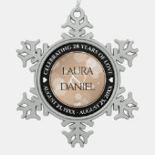 28エレガントthリネン結婚ズ記念お祝い スノーフレークピューターオーナメント (正面)