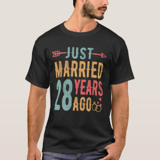 28年前+結婚式を挙げたばかり - 28回目の結婚記念日 Tシャツ