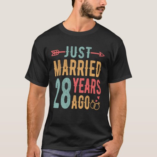 28年前+結婚式を挙げたばかり - 28回目の結婚記念日 Tシャツ (正面)