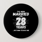 28結婚した年28おもしろい周年 缶バッジ (正面)