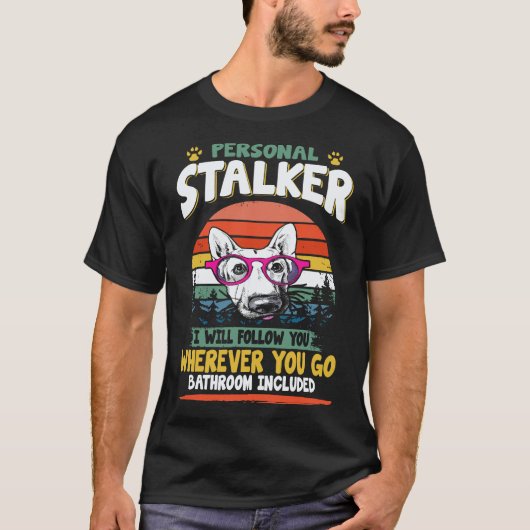 28 人のストーカー どこへでもついて行きます Tシャツ (正面)