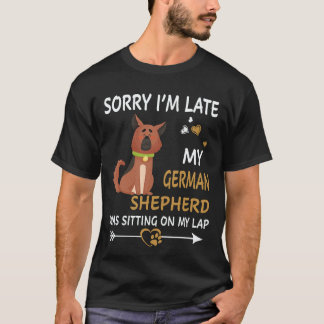 28 遅れてすみません、ジャーマンシェパードが膝の上に乗ってた Tシャツ