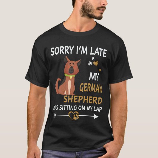 28 遅れてすみません、ジャーマンシェパードが膝の上に乗ってた Tシャツ (正面)