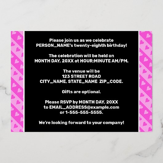 28th Birthday Party —おもしろいピンクのハートとストライプ 箔招待状 (裏面)