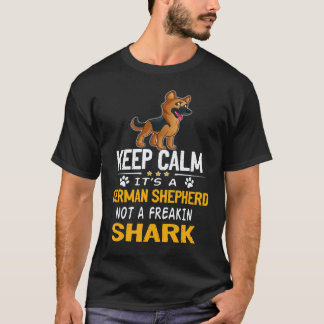 29 気を落ち着かせて それはジャーマンシェパードだ フリーキンな Tシャツ
