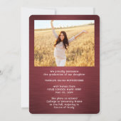 2 フォト ブラシ レッド アンド ホワイト スクリプト 卒業 案内状 (裏面)