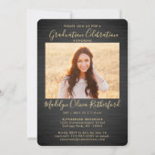 2 枚の写真を使った卒業の台本　黒と金でブラシ加工されたもの 招待状 (裏面)