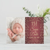 2 枚の写真 キンセアニェラ エレガント バーガンディ ゴールド グリッター セーブザデート (スタンド正面)