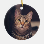 2 枚の写真 ペットの名前 & 年 簡単 ゴールド タイポグラフィ セラミックオーナメント (正面)