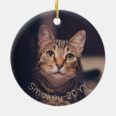 2 枚の写真 ペットの名前 & 年 簡単 ゴールド タイポグラフィ セラミックオーナメント (裏面)