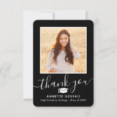 2 枚の写真 新しい住所 ブラック＆ホワイト スクリプト 卒業 サンキューカード (正面)