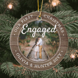 2 枚の写真 私たちの初めてのクリスマス 婚約済み ラスティック 偽の木 セラミックオーナメント