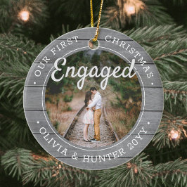 2 枚の写真 私たちの初めてのクリスマス 婚約 フォックス グレー ウッド セラミックオーナメント