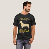 2 私は毎朝ダックスフンドに寄り添われて目を覚ます S Tシャツ (正面フル)