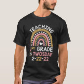 2/22/2022 Teaching 3Rd Grade On Twosday Teacher Va Tシャツ (正面)