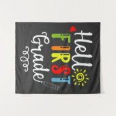 2/2 – ハローファーストグレードシャツ、1年生 タペストリー (正面(横))