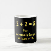2 + 2 = 5 面白い数学ジョーク コーヒーマグカップ (中央)