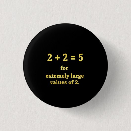 2 + 2 = 5 面白い数学ジョーク 缶バッジ (正面)