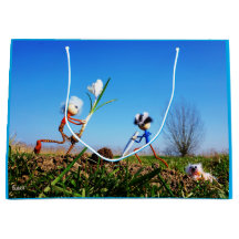 2 Fubby's die een bol krokus planten.