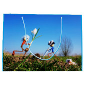 2 Fubby's die een bol krokus planten. ラージペーパーバッグ (裏面)