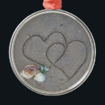 2 Hearts  in the sand with shells メタルオーナメント<br><div class="desc">2 Hearts  in the sand with shells  great for beach lovers  shell lovers and beach weddings add your own text for a one of a kind gift</div>