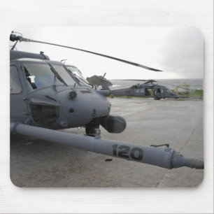 2 HH-60Gはタカを舗装します マウスパッド