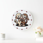 2 Kapuziner Äffchen umarmen sich herzlich Cartoon ラージ壁時計 (ホーム)