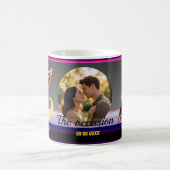 2 letters, 2 names, an occasion, a picture & Date コーヒーマグカップ (中央)