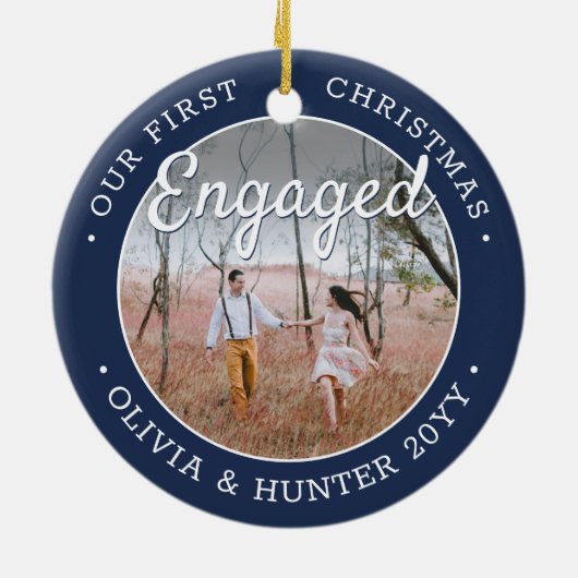 2 Photo私たちの初めてのクリスマス婚約したネイビーとホワイト セラミックオーナメント (裏面)