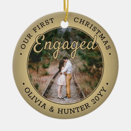 2 Photo私たちの初めてのクリスマス婚約したブラックと金ゴールド セラミックオーナメント (正面)