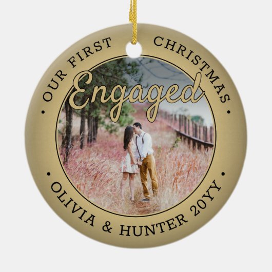 2 Photo私たちの初めてのクリスマス婚約したブラックと金ゴールド セラミックオーナメント (裏面)