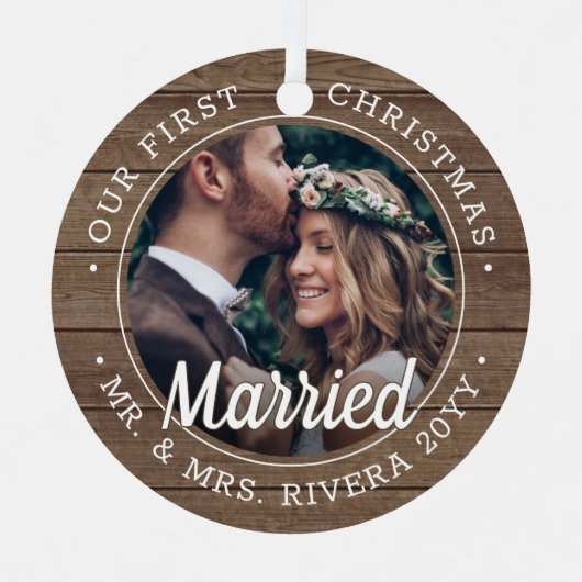 2 Photo Newlyweds第1クリスマスズ結婚したバフェイクンウッド メタルオーナメント (正面)