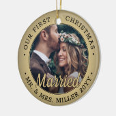 2 Photo Newlyweds 1stクリスマスブラック結婚したと金ゴールド セラミックオーナメント (左)