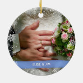 2 Photos Our First Christmas Mr Mrs Elegant Snow セラミックオーナメント (裏面)