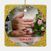 2 Photos Our First Christmas Mr Mrs Gold Glitter セラミックオーナメント (裏面)