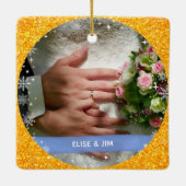 2 Photos Our First Christmas Mr Mrs Gold Glitter セラミックオーナメント (裏面)