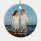2-Sided 2025 Elegant Script Overlay Double Photo セラミックオーナメント (裏面)