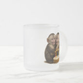 2 sweet Capuchin monkeys lovingly embrace each oth フロストグラスマグカップ (正面右)