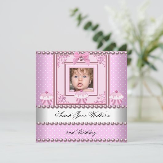 2ndバースデーガールピンクカップケーキ白いパール写真 招待状 (スタンド正面)
