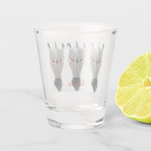 3つのアフリカ人によって切り分けられる木製のシマウマのマスク ショットグラス (裏面)