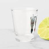 3つのアフリカ人によって切り分けられる木製のシマウマのマスク ショットグラス (左)