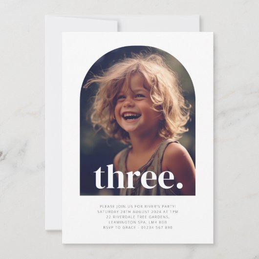 3つのアーチ型フォト誕生日 招待状 (正面)